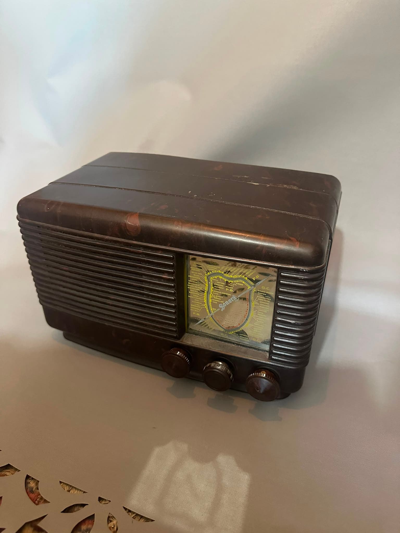 Koyu Kahverengi Sert Plastik Radyo